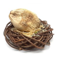 Composizione coconut in cestino di rami intrecciati