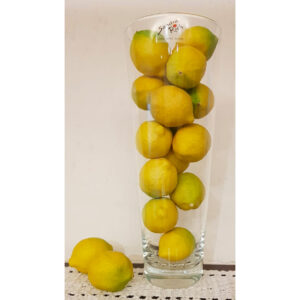 Composizione cono vetro e limoni