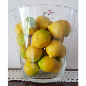 Composizione cono largo e limoni