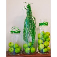 Composizione vaso vetro a bottiglia e mele