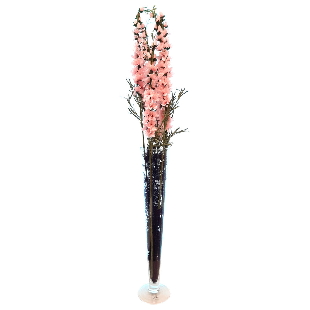 Composizione delphinium di seta in bicchiere di vetro a cono