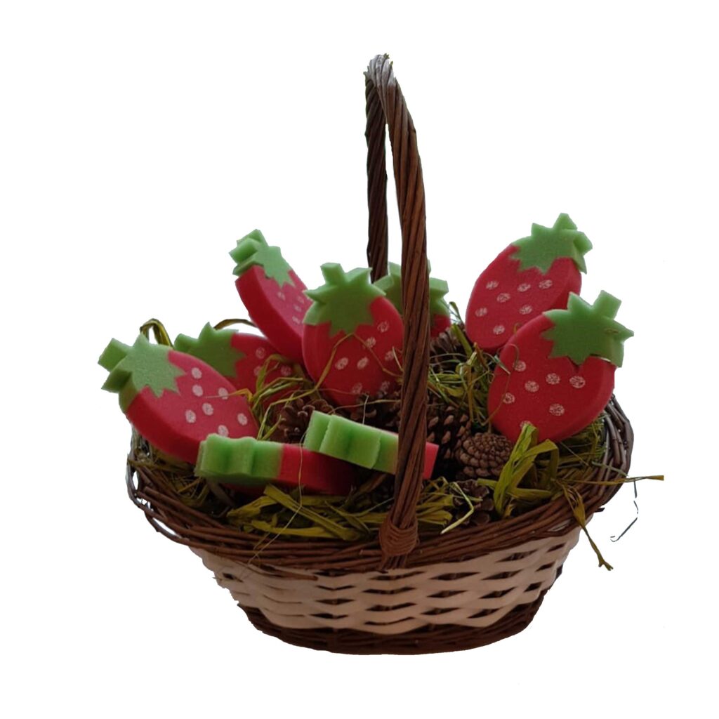 Composizione cestino con fragole.