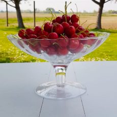 Composizione coppa in vetro con ciliegie