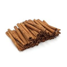 Cannella, frutti secchi, pigne autunnali