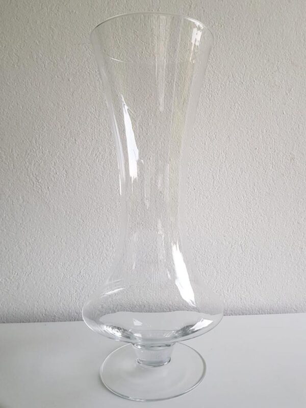 vaso in vetro alto con base rialzata