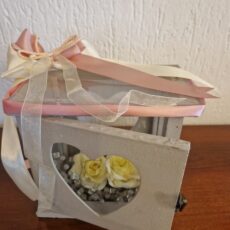 decorazione legno con rose