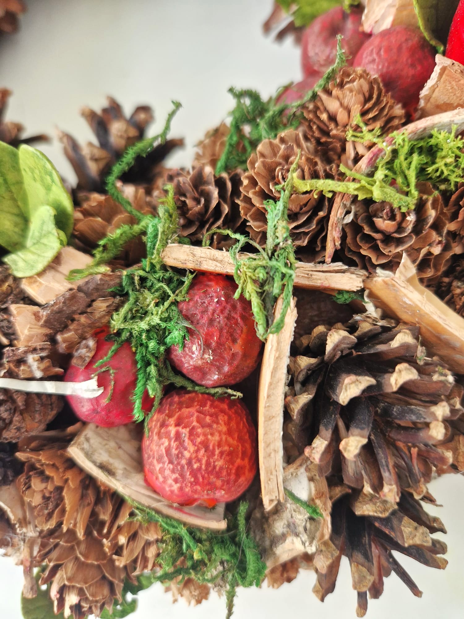 Ghirlanda autunnale naturale con pigne vere, mele e bacche decorative – fuoriporta elegante artigianale