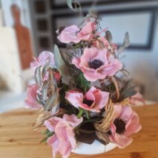 Composizione Floreale Rosa con Anemoni Artificiali – Decorazione Elegante