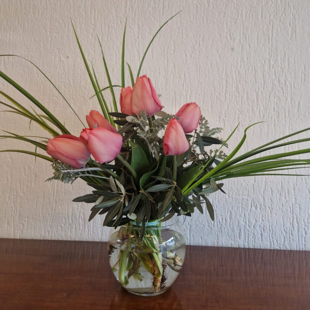 creare una composizione floreale primaverile