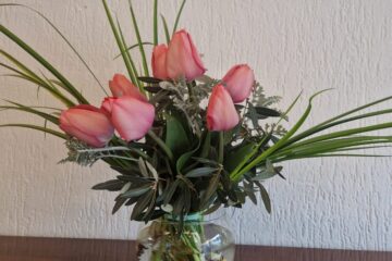 creare una composizione floreale primaverile