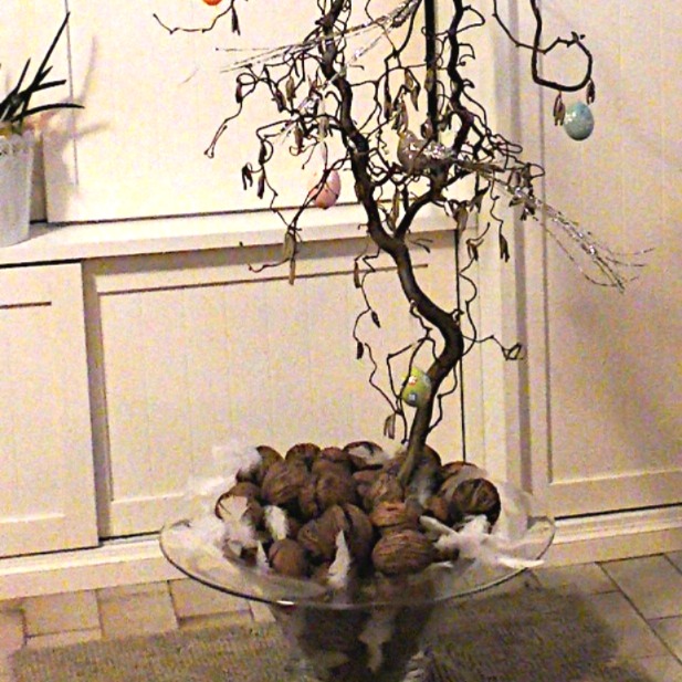Vaso con Ramo di Nocciolo Contorto