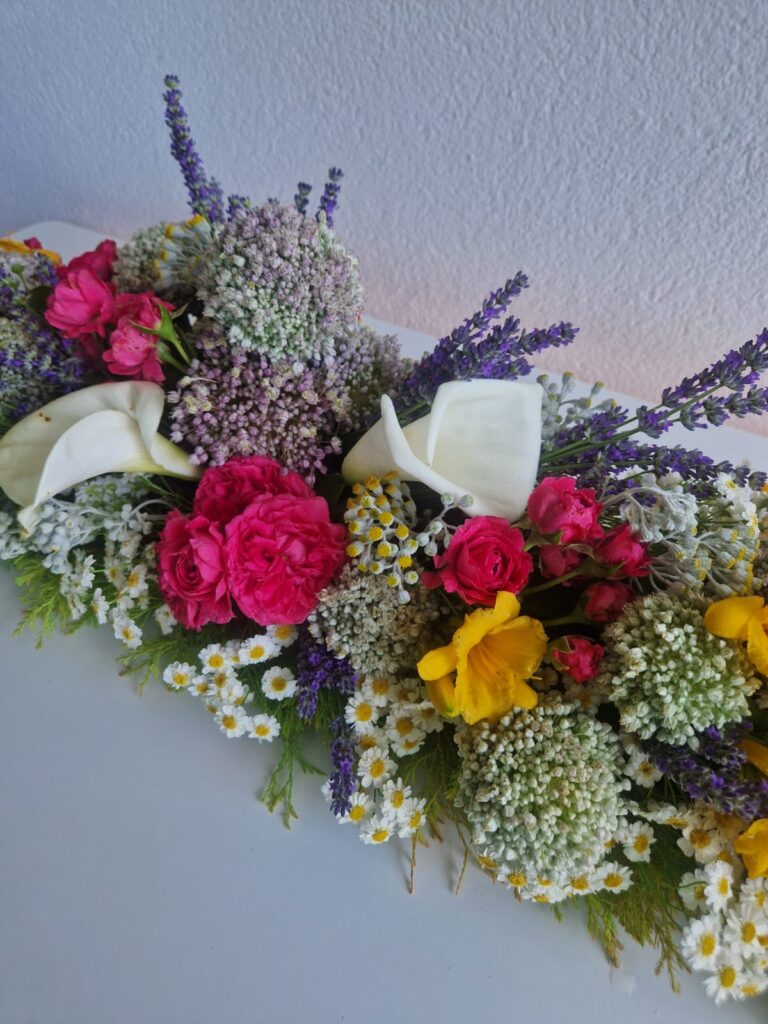 Centrotavola-di-130-cm-con-fiori-del-giardino-come-ho-realizzato-una-composizione-floreale-naturale-primaverile