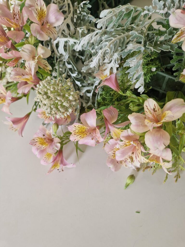 Composizione floreale con fiori di stagione: il ritratto dei primi giorni di luglio