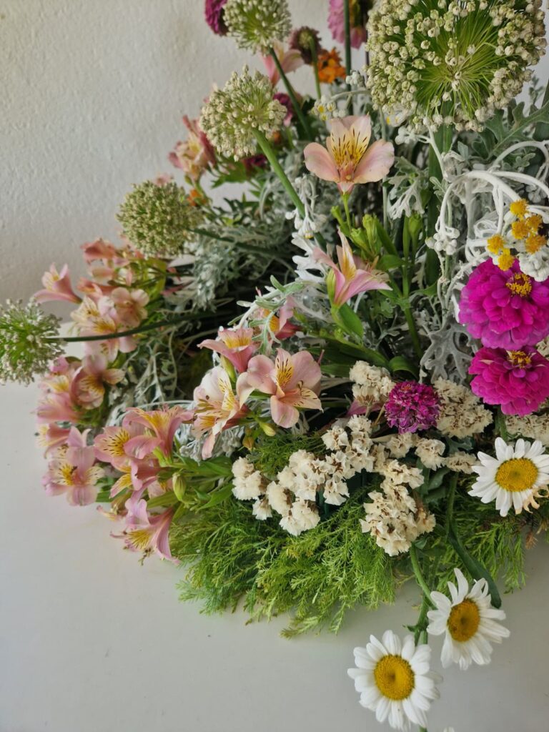 Composizione floreale con fiori di stagione: il ritratto dei primi giorni di luglio