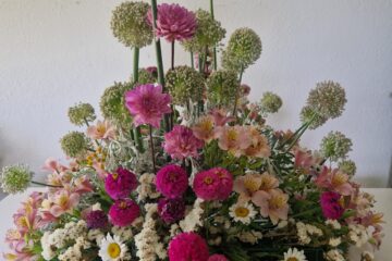 Composizione floreale con fiori di stagione: il ritratto dei primi giorni di luglio