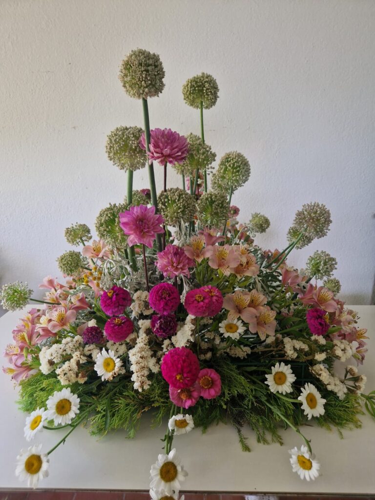 Composizione floreale con fiori di stagione: il ritratto dei primi giorni di luglio