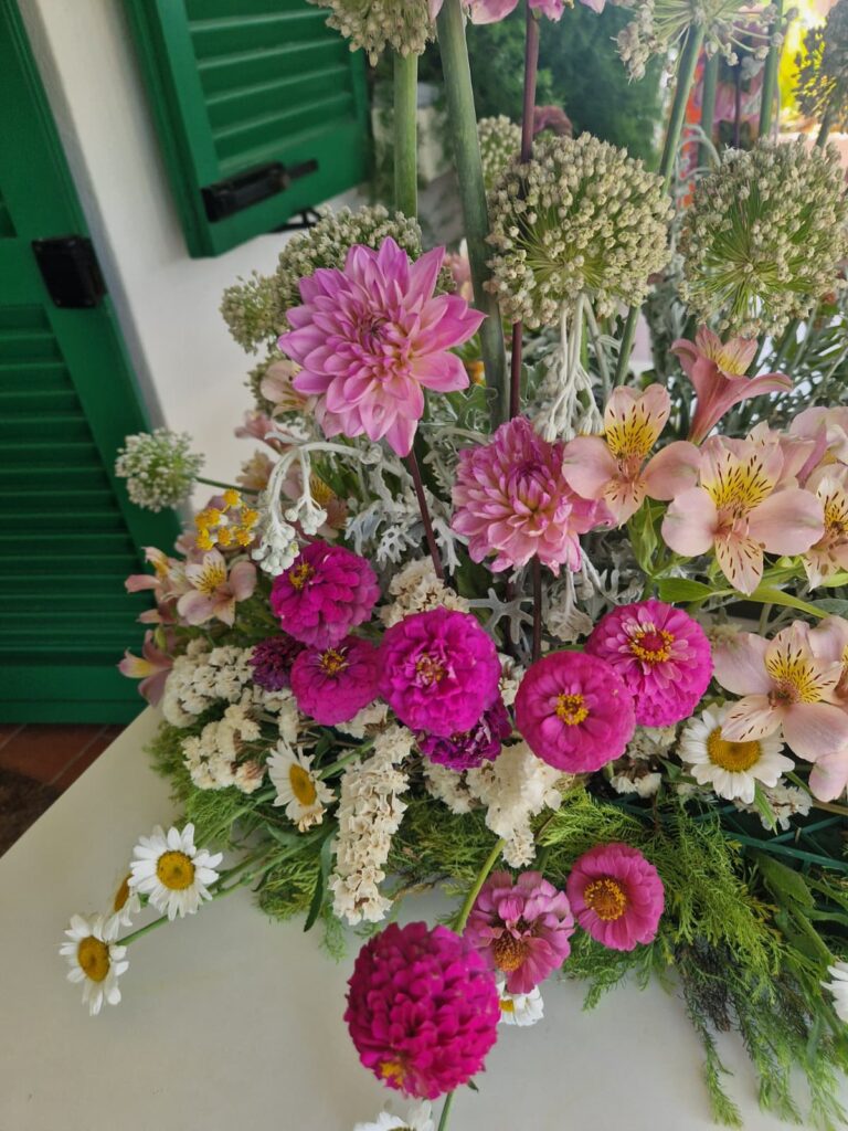 Composizione floreale con fiori di stagione: il ritratto dei primi giorni di luglio